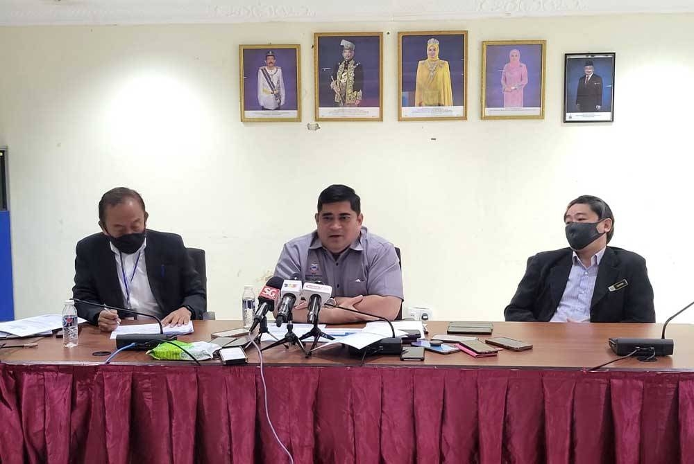 Shahelmey (tengah) ketika hadir pada mesyuarat bersama JANS di Pejabat Daerah Putatan, di Putatan.