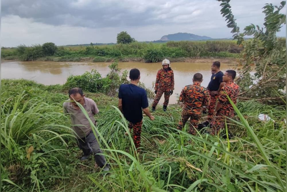 Seorang kanak-kanak dikhuatiri terperangkap selepas kenderaan dinaiki bersama ibu bapanya dikatakan terjunam ke dalam sungai di Jalan Sungai Korok, Jitra di sini pada Rabu. - Foto ihsan pembaca