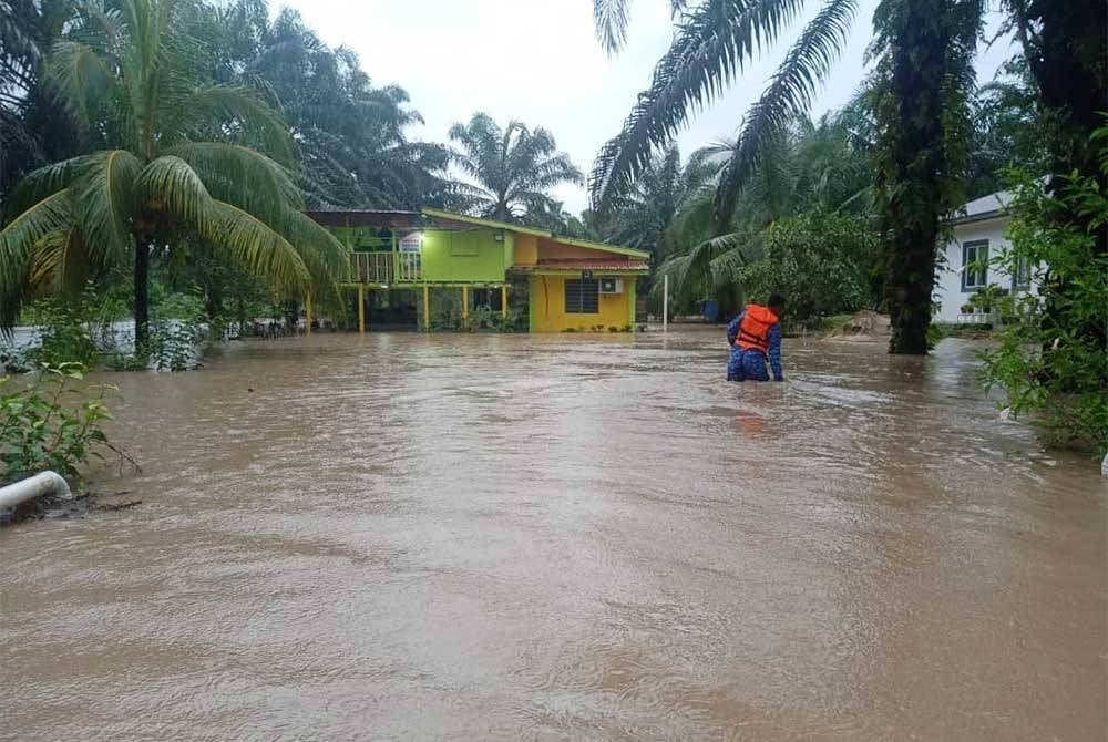 Keadaan banjir di Kota Tinggi pada Rabu. - Foto APM Kota Tinggi