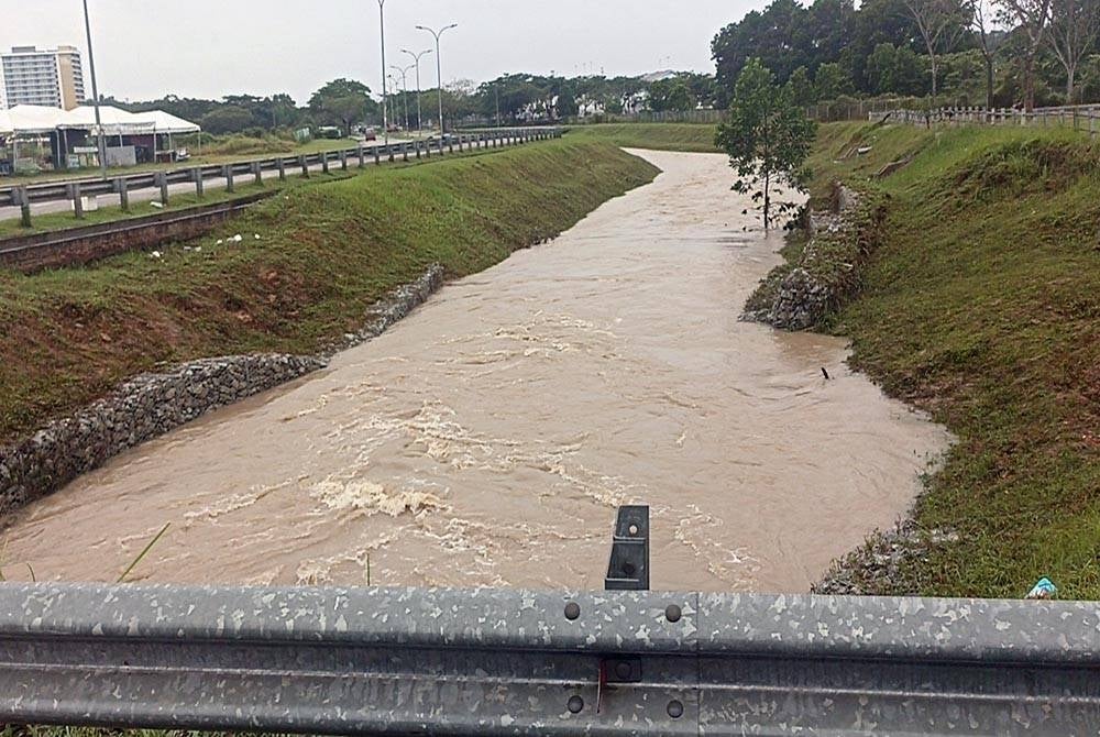 Keadaan Sungai Cemaran yang terletak berdekatan Taman Desaru Utama.