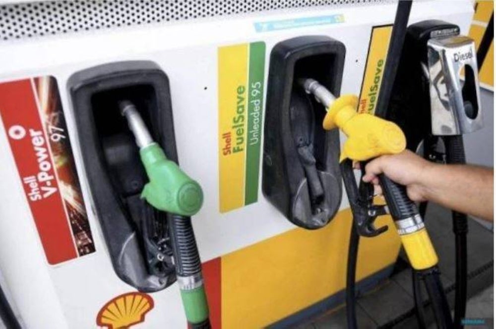 Harga runcit petrol RON97 turun 20 sen kepada RM3.55 seliter berbanding RM3.75 seliter manakala harga runcit petrol RON95 dan diesel kekal tidak berubah bagi tempoh bermula esok hingga 21 Disember ini. - Gambar hiasan