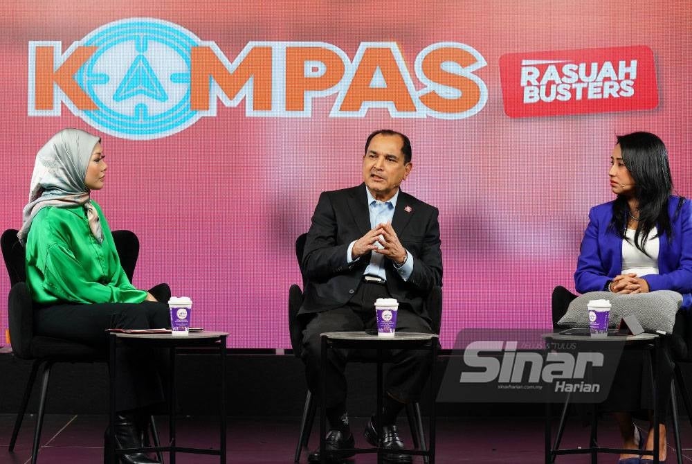 Akhbar (tengah) ketika program Kompas Rasuah Busters bertajuk Kuasa Takluki Integriti yang disiarkan secara langsung di semua platform Sinar Harian pada Rabu.