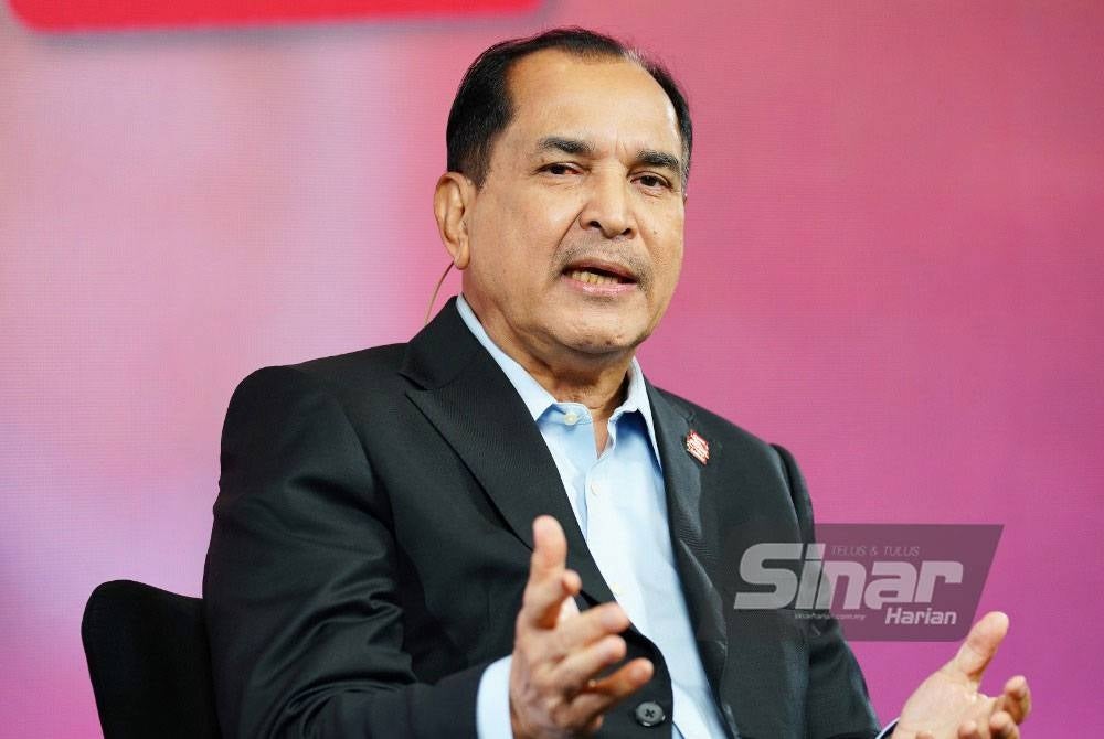 Akhbar ketika program Kompas Rasuah Busters bertajuk Kuasa Takluki Integriti yang disiarkan secara langsung di semua platform Sinar Harian pada Rabu.