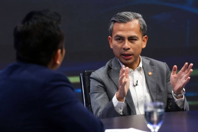 Ahmad Fahmi Mohamed Fadzil (kanan) pada temu bual bersama Pengacara Sayed Munawar Sayed Mohd Mustar dalam rancangan Naratif Khas bertajuk 'Membina Naratif Baru' terbitan RTM pada Selasa.- Foto: Bernama