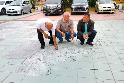 Yusof (tiga dari kiri)kesan lantai pecah di ruang padang rekreasi atas pusat beli belah Dataran Pahlawan Megamall, Banda Hilir di sini yang didakwa membahayakan keselamatan peniaga kraftangan di Bazar Kraftangan bangunan itu.
