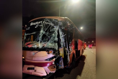 Bas ekspres ini mengalami kerosakan di bahagian hadapan setelah merempuh belakang sebuah lori dalam kejadian di Kilometer 457.4 Lebuhraya Utara Selatan pada Rabu.