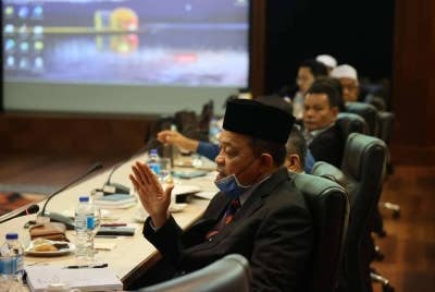 Shahidan (depan) menghadiri taklimat berkenaan Peraturan dan Etiket Dewan Rakyat kepada Ahli-Ahli Parlimen Kedah dan Perlis. - Foto Facebook Shahidan Kassim