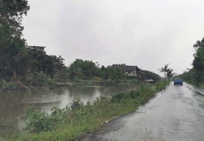 Keadaan kawasan parit air di jalan Kampung Sungai Derhaka di Kuala Terengganu. 