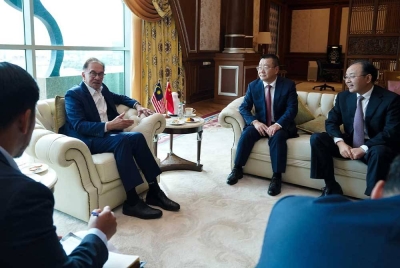 Anwar ketika menerima kunjungan hormat Duta Besar China ke Malaysia, Ouyang Yujing bersama delegasinya pada Selasa. - Foto Facebook Anwar Ibrahim