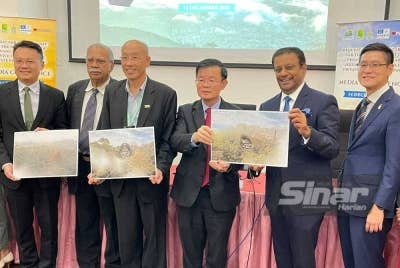 Kon Yeow (tiga dari kanan) dan Ravindran (dua dari kanan) bersama barisan Exco Pulau Pinang menunjukkan lakaran pelan Projek Kereta Kabel Bukit Bendera pada sidang media di Komtar pada Rabu.