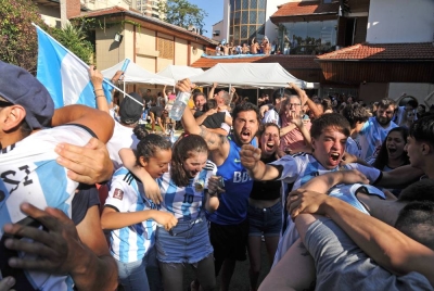 Penyokong Argentina meraikan kemenangan pasukan mereka ketika menonton aksi separuh akhir Qatar 2022 di Buenos Aires. - Foto EPA