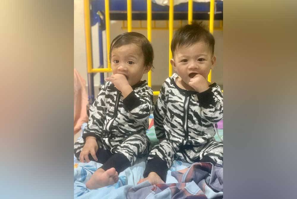 Aydin (kanan) bersama kembarnya Aydan.