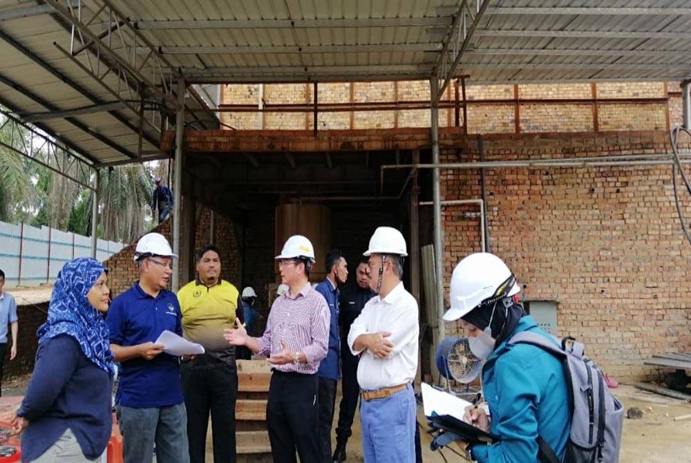 Pihak berkuasa menyita serta-merta semua peralatan memproses dan bahan mentah milik dua kilang peleburan logam yang disyaki beroperasi secara haram hingga menghasilkan asap busuk di Kampung Bekor, Kuala Kangsar.