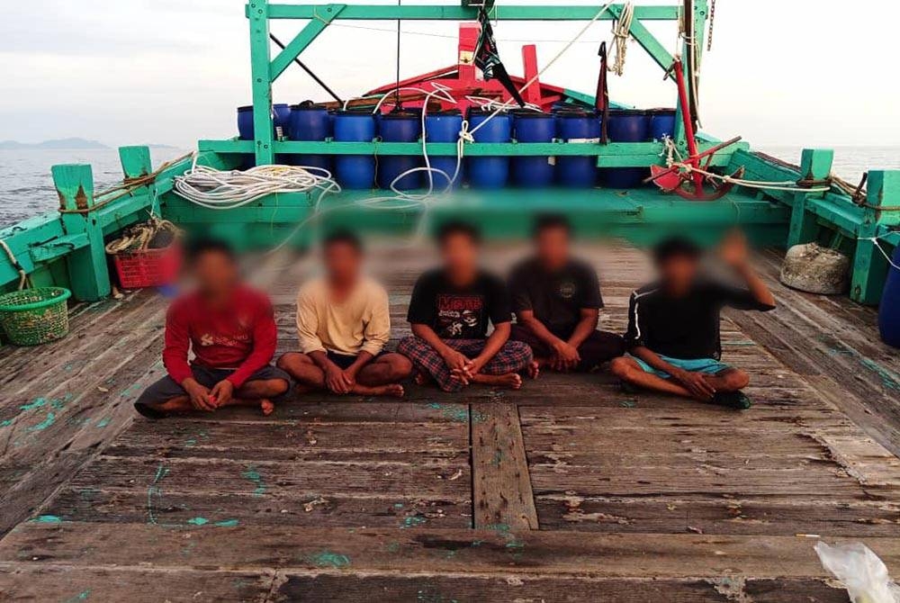 Kesemua kru ditahan termasuk hasil laut anggaran 150 kilogram dibawa di Jeti Limbongan Batu Maung untuk diserahkan kepada Pegawai Penyiasat Maritim Malaysia.