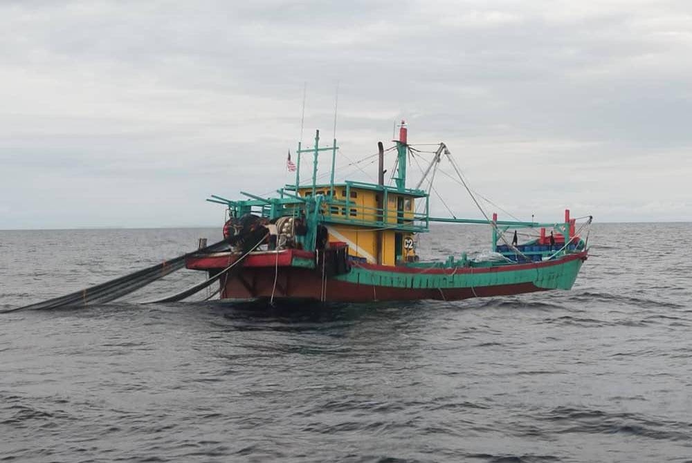 Bot nelayan kelas C2 itu ditahan ketika sedang menangkap ikan menggunakan pukat tunda di kedudukan 62 batu nautika barat Pulau Kendi.