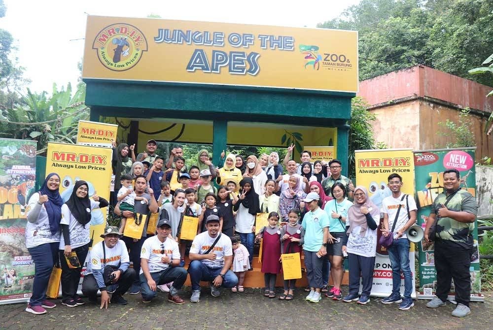 Sukarelawan MR.DIY Cares, pekerja Zoo Melaka dan kanak-kanak dari Soroptimist International Melaka di hadapan 'Jungle of The Apes'.