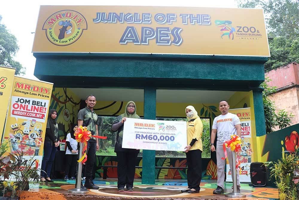 Ketua Bahagian Pengurusan Sumber Manusia Kumpulan MR D.I.Y., Zaleha Mohd Mydin (dua dari kanan) menyerahkan sumbangan #DIY4ZooMelaka kepada Timbalan Pengarah Zoo Melaka, Farizan Abdul Karim (dua dari kiri) dan disaksikan oleh Pegawai Zoo Melaka, Mohd Aizat Faizatul Azrin dan Pengurus Bahagian Pengurusan Sumber Manusia Kumpulan MR D.I.Y., Bukhari Mokhtar pada program itu yang diadakan di Zoo Melaka, baru-baru ini.