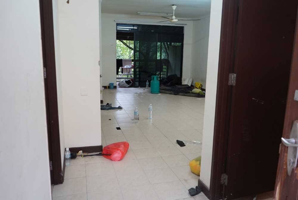 Sebuah kediaman yang dijadikan rumah transit PATI di Cyberjaya diserbu polis pada Ahad lalu.