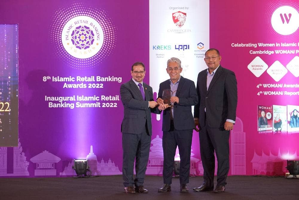 Pengerusi IRBA, Dr Humayon Dar (kiri) menyampaikan anugerah kepada Tengku Ahmad Badli Shah (tengah) dan Mohamad Taufik (kiri) pada majlis Islamic Retail Banking Awards (IRBA) ke-8 yang berlangsung di Jakarta, Indonesia.