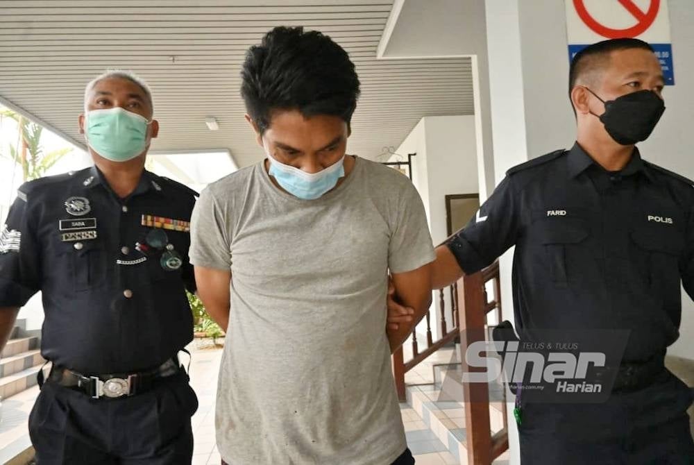 Mohd Nazri (dua dari kiri) ketika keluar dari Mahkamah Majistret pada Khamis.