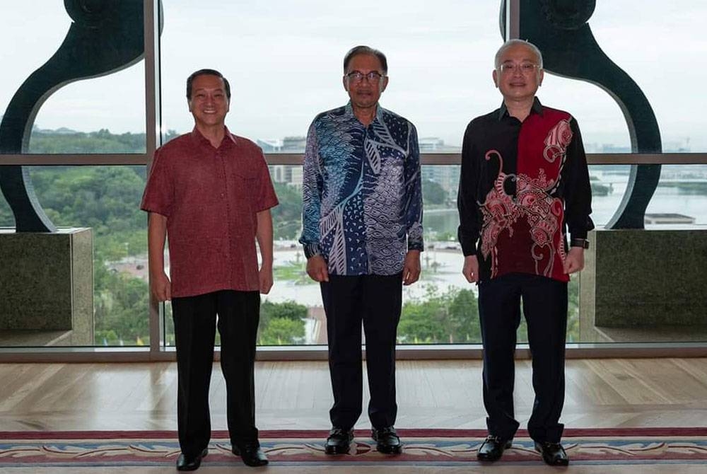 Ka Siong bergambar bersama Anwar (tengah) dan Jeck Seng pada pertemuan dengan Perdana Menteri pada Khamis. -Foto: FB Wee Ka Siong