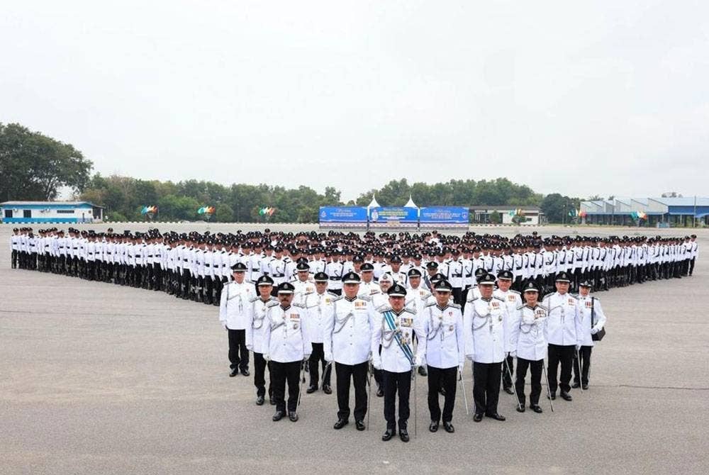 Muhamad Zaki (tengah) ketika hadir merasmikan program itu pada Khamis. -Foto: Pulapol Air Hitam