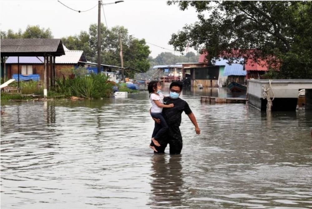 Penduduk Klang diarah peka dengan risiko fenomena air pasang besar yang mungkin membawa kepada bencana banjir. - Foto Bernama