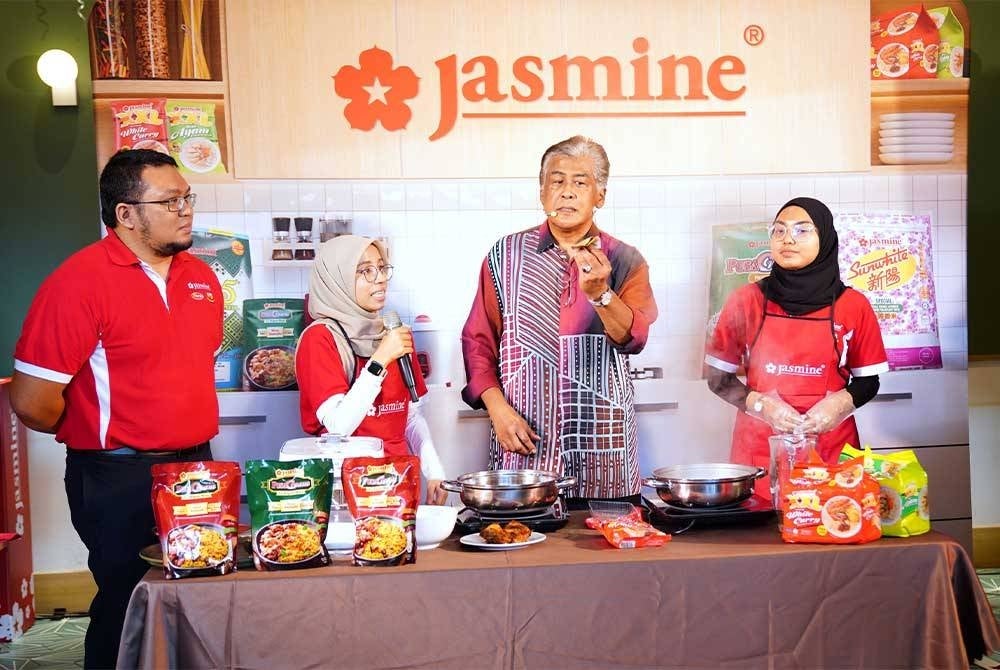 Demonstrasi penyediaan Jasmine XXL Bihun Segera dan Jasmine PusaCream EZ Briyani Meals oleh Datuk Jalaluddin Hassan. -Foto: HALIM WAHID