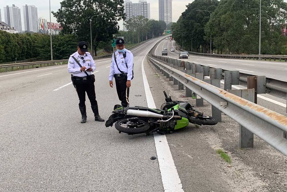 Motosikal ditunggang mangsa dipercayai terbabas sebelum mangsa digilis sebuah kenderaan lain dalam kemalangan tersebut.