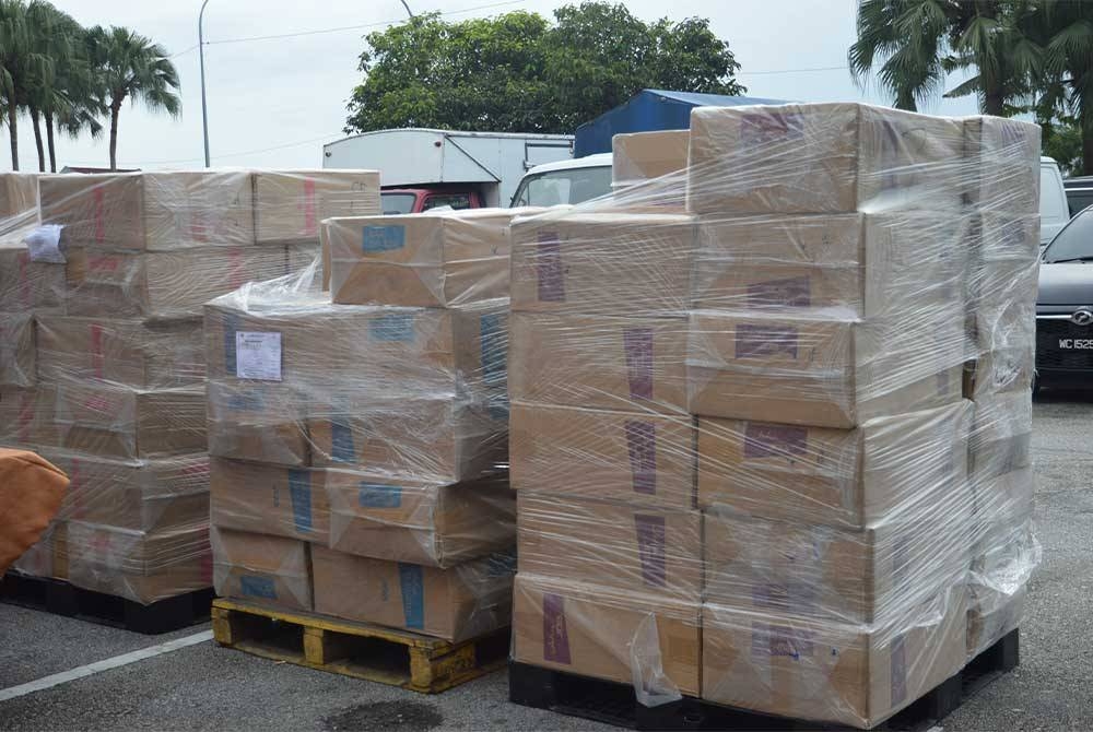 Sebahagian kotak yang mengandungi rokok putih dirampas.