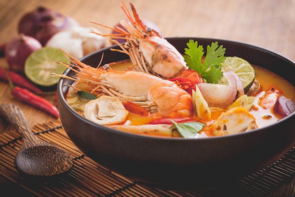 Makanan tom yam antara menjadi pilihan pelancong ketika berkunjung ke Thailand. - Agensi