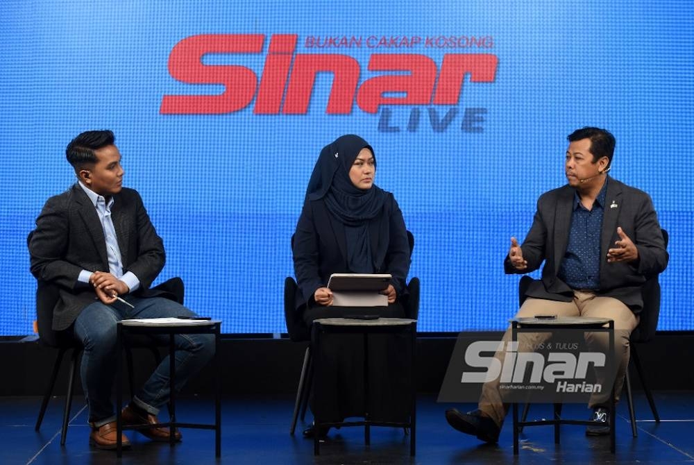 Program Sinar Live bertajuk “Menjelang Usul Undi Percaya PM” menampilkan Razlan (kanan), dan Nurul Aishah (tengah) yang berlangsung di Auditorium Kumpulan Karangkraf pada Khamis. - Foto Sinar Harian RAFEQ REDZUAN