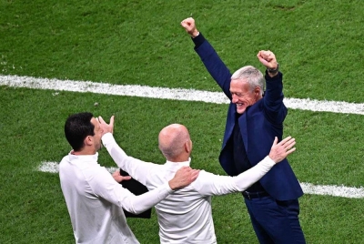 Deschamps (kanan) meraikan kejayaan Perancis mara ke final Piala Dunia Qatar selepas menewaskan Magribi 2-0 pada Khamis. - Foto AFP.