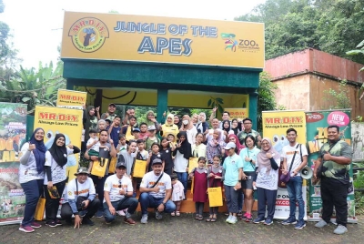 Sukarelawan MR.DIY Cares, pekerja Zoo Melaka dan kanak-kanak dari Soroptimist International Melaka di hadapan 'Jungle of The Apes'.