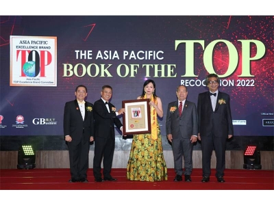 Shirley (tengah) ketika menerima anugerah Asia Pasific Top Excellence Brand 2022-2024.