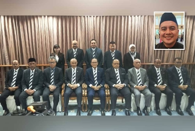 Datuk Mohamad Nizar (barisan belakang, tengah) bersama Wan Rosdy (depan, tengah) serta barisan Exco bergambar selepas pengumuman portfolio dalam majlis di Wisma Sri Pahang di sini pada Rabu. (Gambar kecil: Mohamad Nizar)