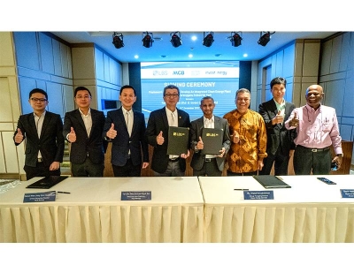 MGB memeterai perjanjian bersama Invest Energy Sdn Bhd melalui anak syarikat subsidiari Retro Court Sdn Bhd. Tan Sri Lim Hock San (empat dari kiri) dan Anand Ramakrishnan (empat dari kanan) dan Pengarah-Pengarah Eksekutif dan wakil daripada IESB di Majlis Menandatangani Perjanjian yang bertempat di ibu pejabat LBS. 