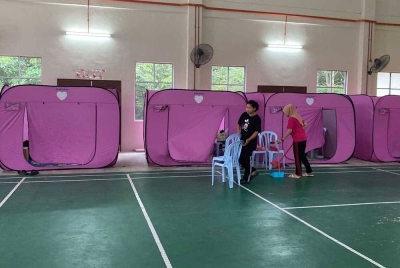 Keadaan PPS di Balai Raya Kampung Batu Badak, Segamat, pada Khamis. Foto APM Segamat