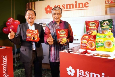 Lim (kiri) bersama Jalaluddin melancarkan dua produk baharu Jasmine XXL Bihun Segera dan Jasmine PusaCream EZ Briyani Meals di sini pada Khamis. -Foto: HALIM WAHID