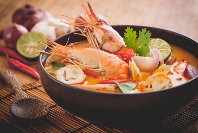 Makanan tom yam antara menjadi pilihan pelancong ketika berkunjung ke Thailand. - Agensi