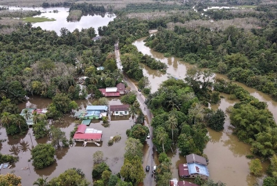 Keadaan Kampung Tersang di Rantau Panjang yang masih digenangi banjir termenung ketika tinjauan, pada Khamis. - Foto Bernama