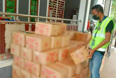 KPDN Kelantan merampas 3,264 kg minyak masak peket yang dipercayai mahu diseludup ke Thailand selepas memberkas pemandu dan dua kelindan lori di Kampung Longgel, Pasir Mas pada Rabu.