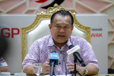 Alexander Nanta Linggi bercakap pada sidang media selepas mesyuarat Majlis Kepimpinan Tertinggi GPS, pada Khamis. - Foto Bernama
 