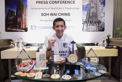 Pelari menara nombor satu dunia Malaysia, Soh Wai Ching menunjukkan pingat dan trofi selepas sidang media 'Achievements of World Number One Tower Runner' hari ini. - Foto Bernama