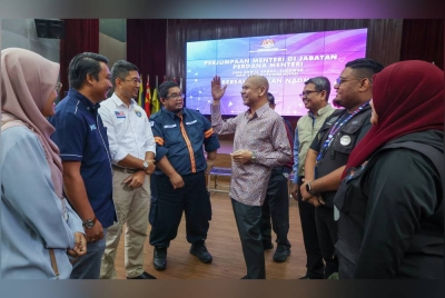 Armizan (tengah) beramah mesra dengan wakil rakan NGO Agensi Pengurusan Bencana Negara (NADMA) selepas Majlis perjumpaan dengan rakan NADMA di Markas Pasukan Mencari dan Menyelamat Khas Malaysia SMART, Pulau Meranti Puchong, pada Khamis. - Foto Bernama
