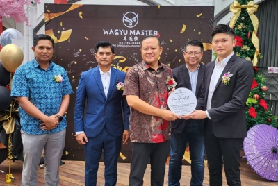Mirnawan (dua dari kiri), Rizam (tengah), Edwin Tan Eng Yew (dua dari kanan) dan Dylan Lim Chi Hong (kanan) ketika majlis perasmian restoran Wagyu Master pada Khamis.