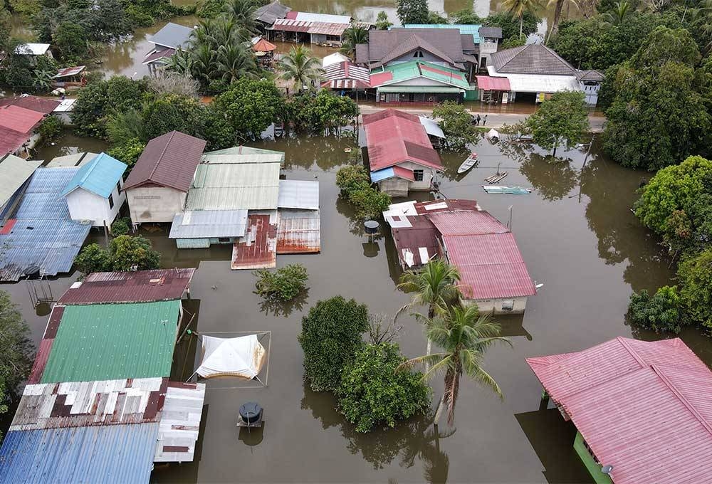 Keadaan Kampung Tersang di Rantau Panjang yang masih digenangi banjir termenung ketika tinjauan pada Khamis. - Foto Bernama