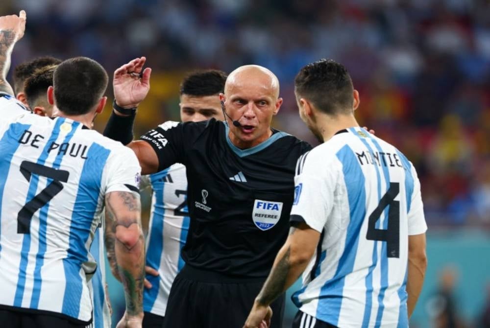Marciniak (tengah) pernah mengendalikan aksi Argentina menentang Australia di peringkat pusingan 16 Piala Dunia Qatar. - Foto Agensi