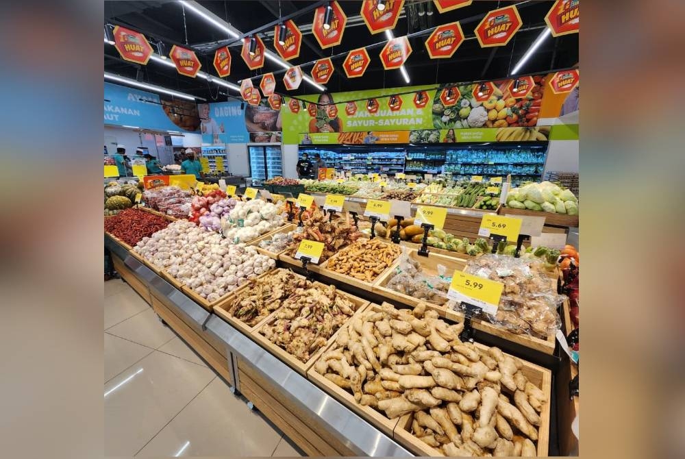 Pelbagai rangkaian barangan segar di Lotus's Malaysia Aman Central, Alor Setar.