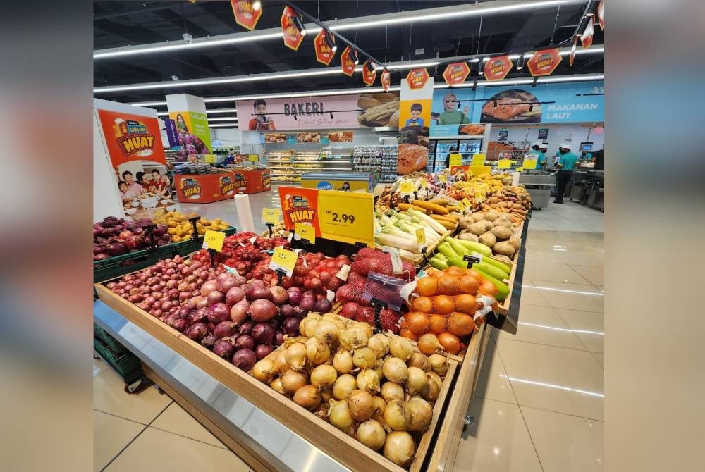 Pelbagai rangkaian barangan segar di Lotus's Malaysia Aman Central, Alor Setar.